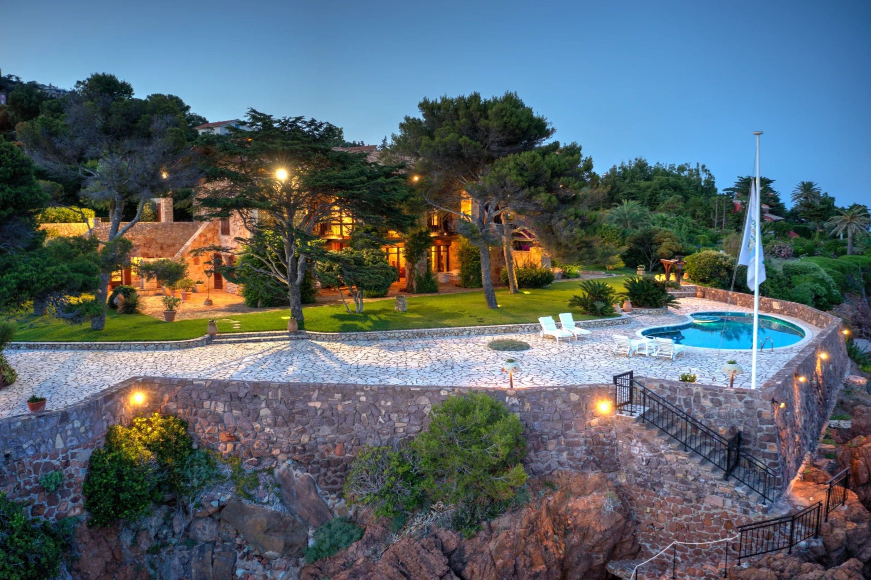Seltene Villa am Wasser mit exklusivem Zugang zum Mittelmeer